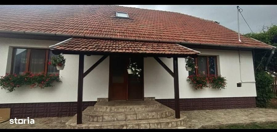Casă cu 4 camere cu Teren 1000 Mp în Sălard