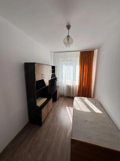 Apartament cu 3 camere semidecomandat în Splai Bahlui