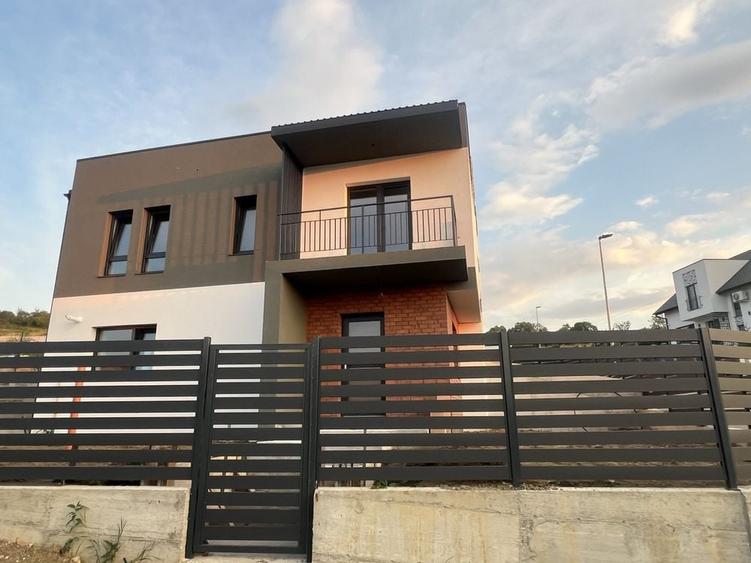 Casă cu 4 camere în Exterior Vest