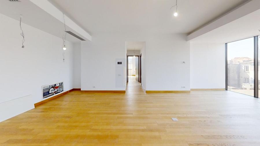 Apartament cu 4 camere semidecomandat în Eminescu