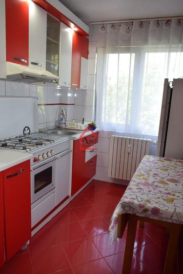 Apartament cu 3 camere decomandat, mobilat în Podu Roș