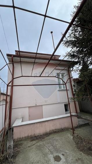 Casă cu 6 camere cu Teren 294 Mp în Gării