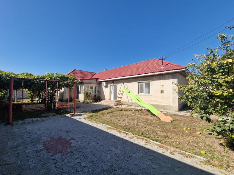 Casă cu 4 camere cu Garaj în Cogealac