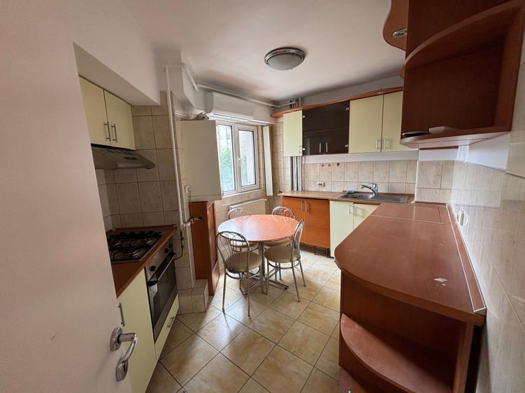 Apartament cu 3 camere semidecomandat în Panduri