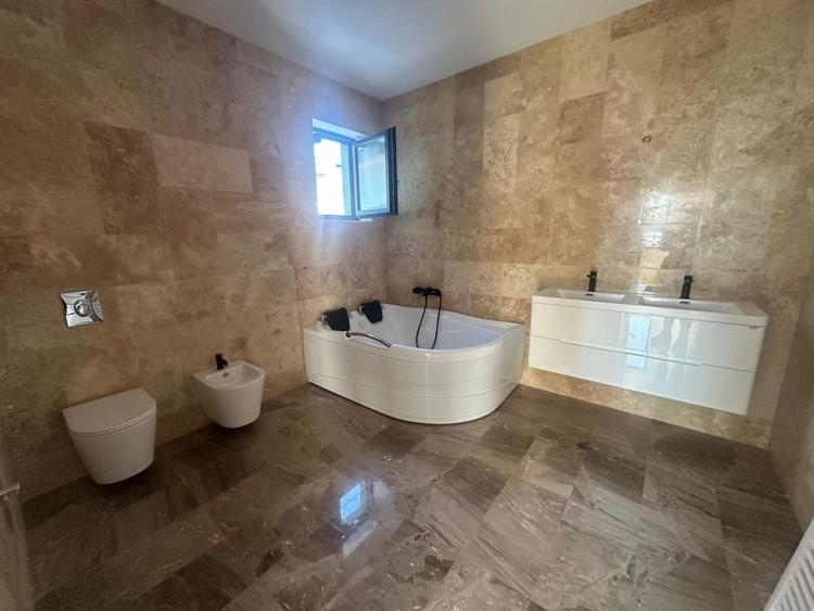 Casă individuală cu 4 camere cu Canalizare în Micești