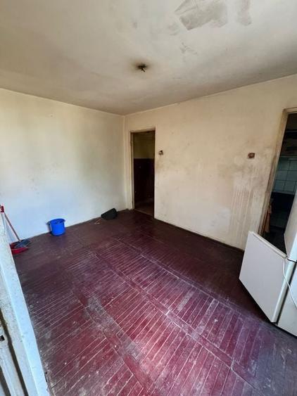 Apartament cu 3 camere semidecomandat în Groapa