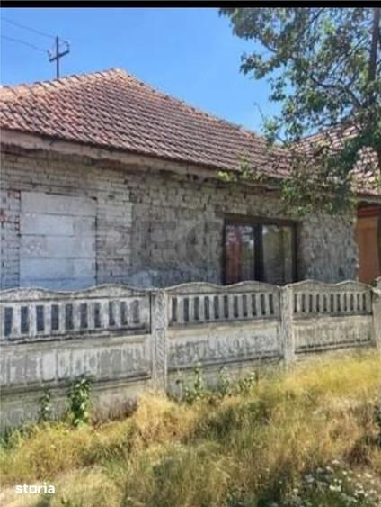 Casă cu 2 camere cu Teren 5800 Mp în Central