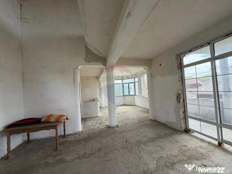 Casă cu 7 camere cu Teren 2681 Mp în Buciumi