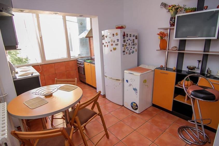 Apartament cu 2 camere decomandat, mobilat în Central
