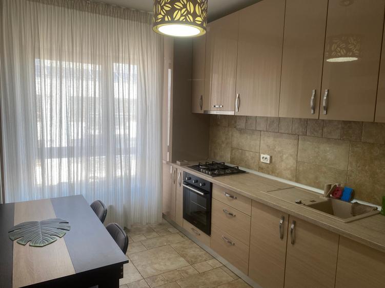 Apartament cu 3 camere decomandat în Metalurgiei
