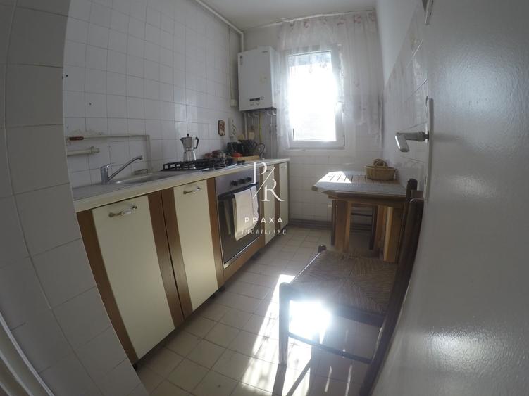 Apartament cu 3 camere semidecomandat, mobilat în Florești