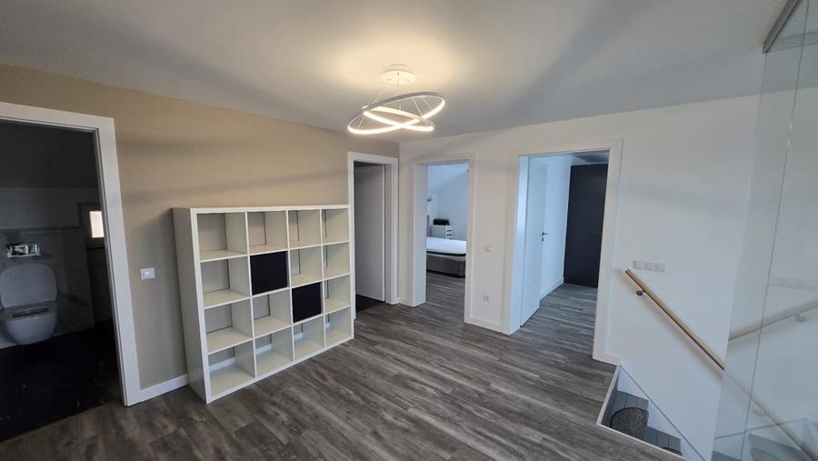 Casă individuală cu 7 camere cu Canalizare în Dâmbul Rotund
