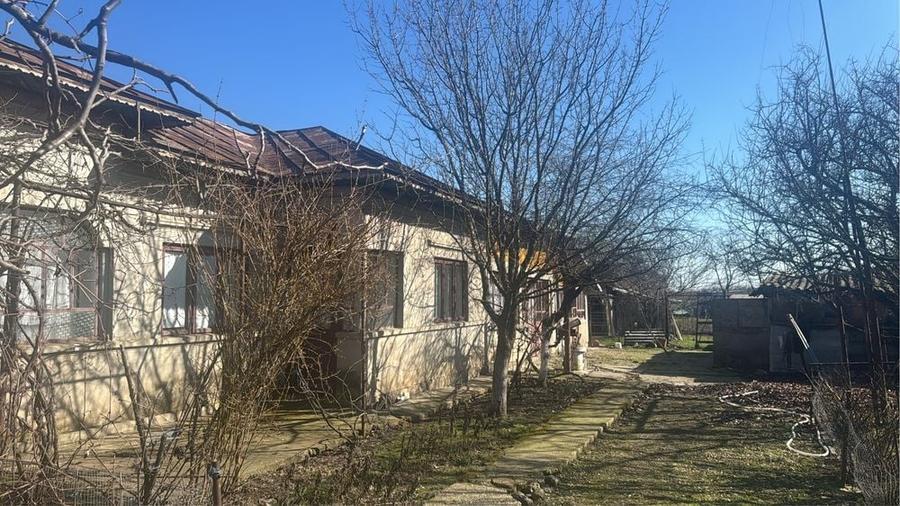 Casă cu 4 camere în Frumușani