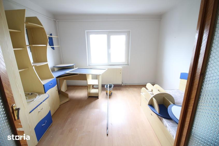 Apartament cu 4 camere decomandat în Micro 17