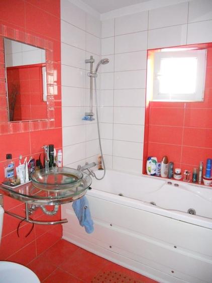 Apartament cu 3 camere semidecomandat în Dristor