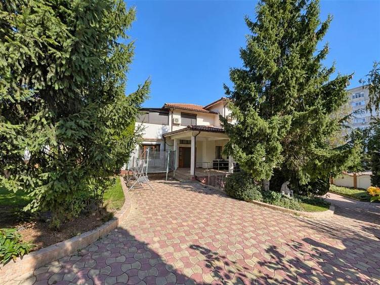 Casă individuală cu 6 camere cu Teren 911 Mp în Central