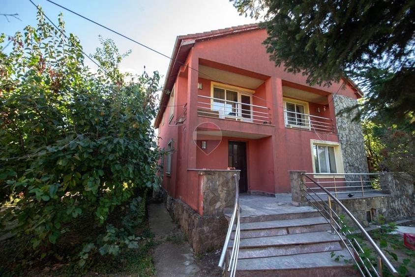 Casă individuală cu 9 camere cu Teren 1200 Mp în Cornetu