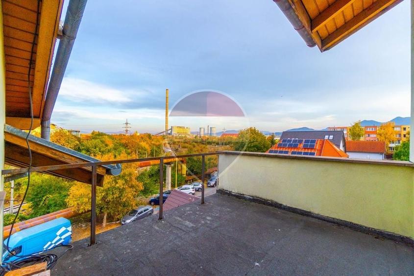 Casă individuală cu 8 camere cu Teren 179 Mp în Craiter