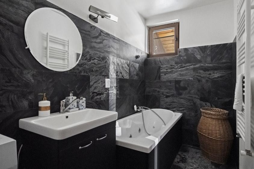 Apartament cu 4 camere semidecomandat în Central