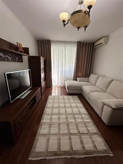 Apartament cu 3 camere decomandat în Tei