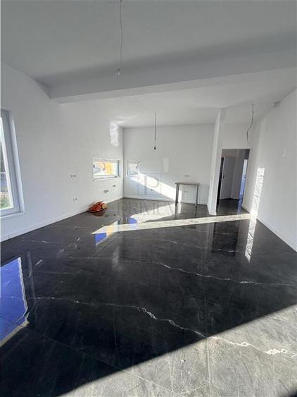 Duplex cu 3 camere cu Canalizare în Albina