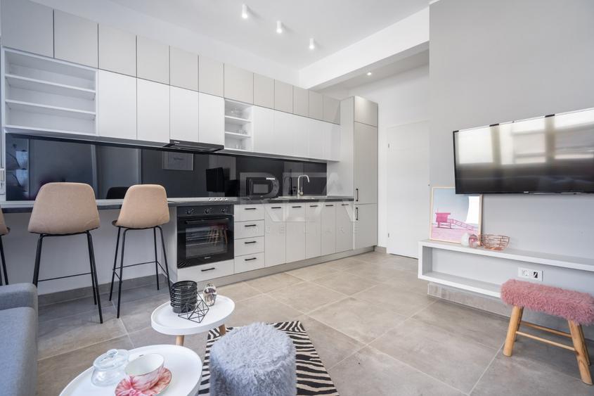 Apartament cu 5 camere decomandat, mobilat în Universitate