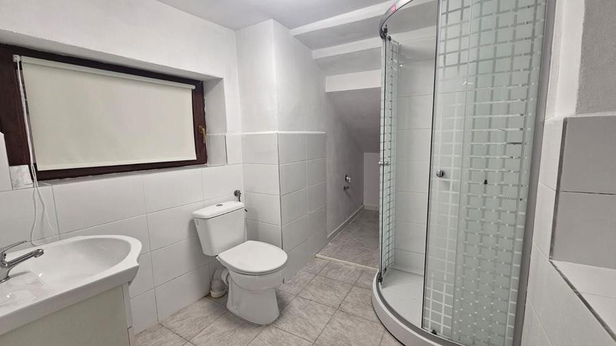 Apartament cu 3 camere semidecomandat, mobilat în Central