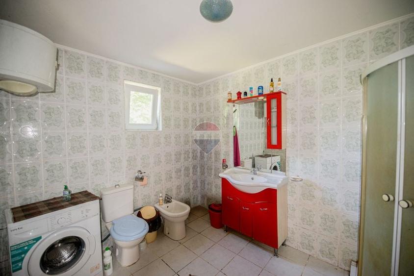 Casă individuală cu 5 camere cu Teren 490 Mp în Central