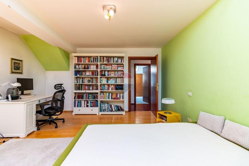 Casă individuală cu 6 camere cu Teren 850 Mp în Corbeanca