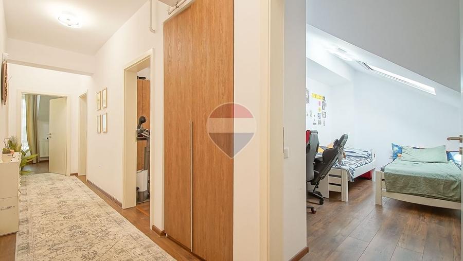 Apartament cu 3 camere decomandat, mobilat în Tractorul