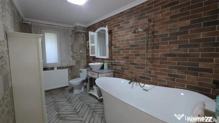 Casă cu 8 camere cu Teren 342 Mp în Central