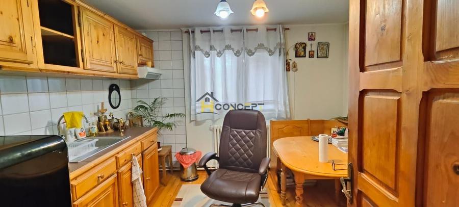 Casă individuală cu 7 camere cu Canalizare în Central