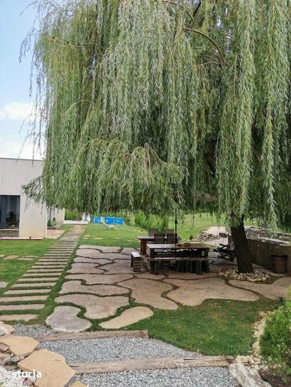 Casă cu 4 camere cu Teren 1800 Mp în Cetate