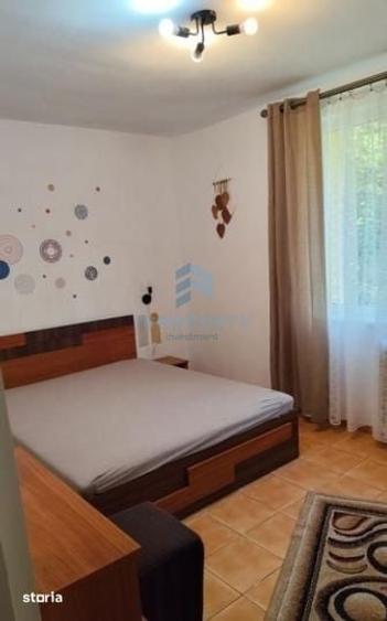 Apartament cu 3 camere semidecomandat în Tei