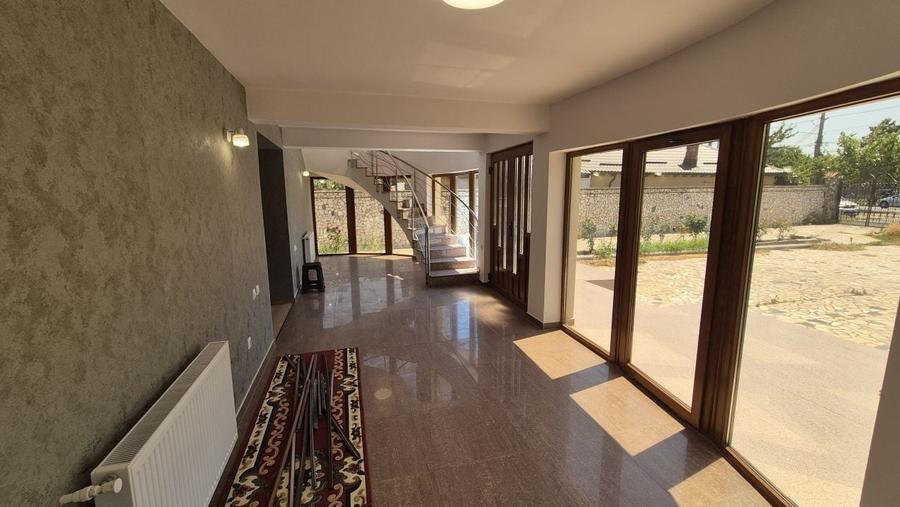 Casă cu 9 camere cu Canalizare în Central