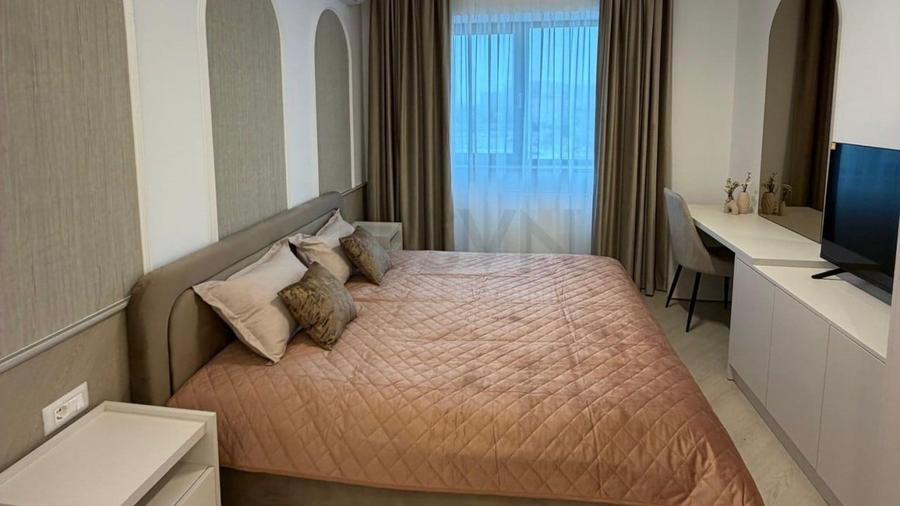 Apartament cu 3 camere semidecomandat, mobilat în Pipera