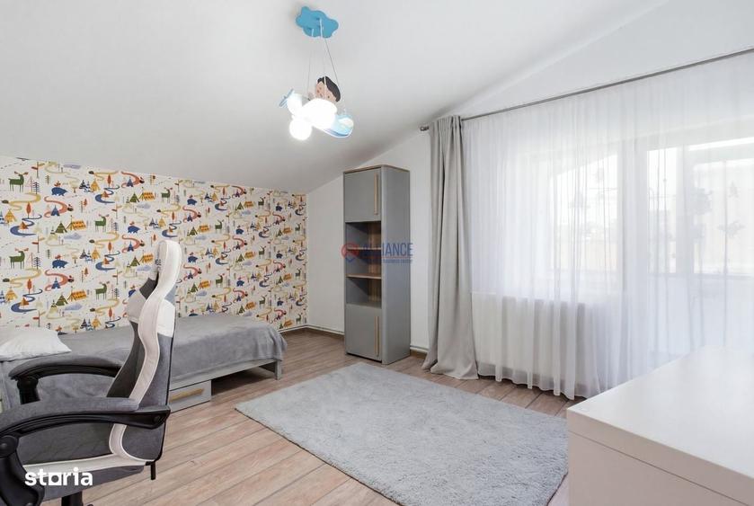 Casă cu 4 camere în Palazu Mare