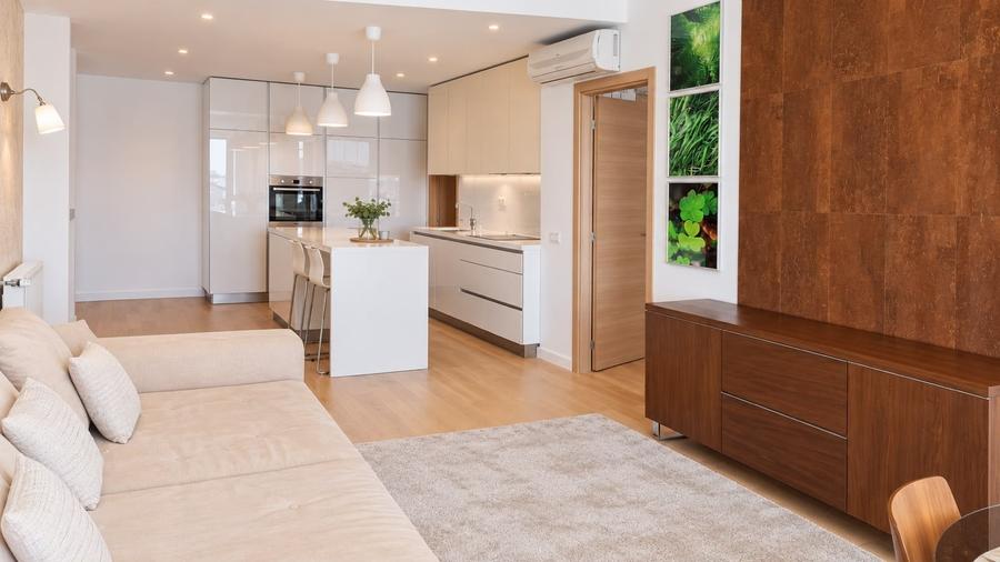 Apartament cu 3 camere semidecomandat, mobilat în Băneasa