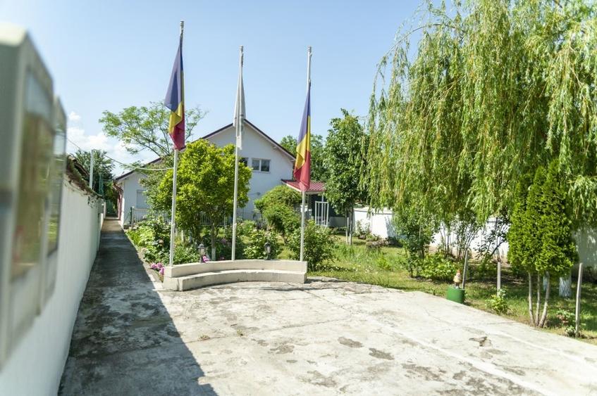 Casă individuală cu 9 camere cu Canalizare în Pleșești (Berca)