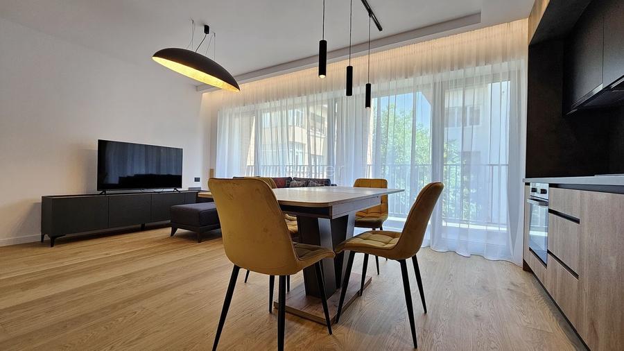 Apartament cu 3 camere decomandat, mobilat în Brașovul Vechi