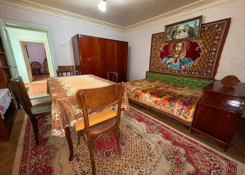 Casă cu 4 camere în Poienarii-Rali
