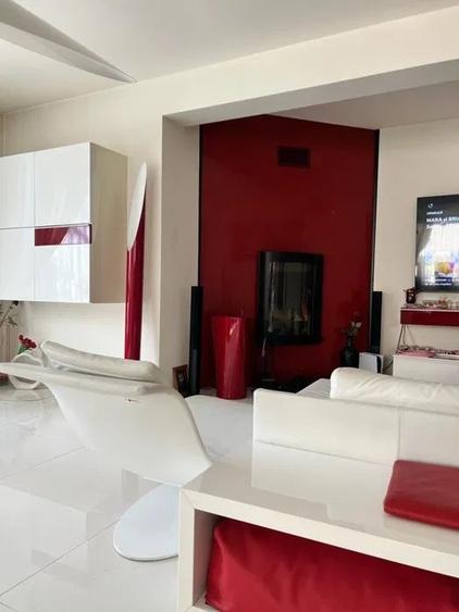 Casă individuală cu 10 camere cu Canalizare în Primo