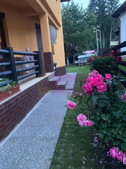 Casă individuală cu 5 camere cu Canalizare în Central