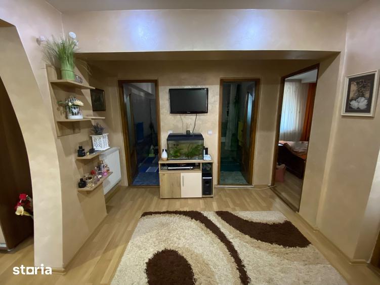 Apartament cu 3 camere decomandat în Sud