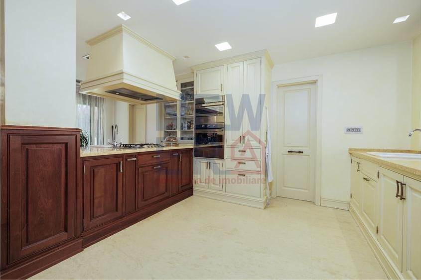 Casă individuală cu 6 camere cu Piscina în Est