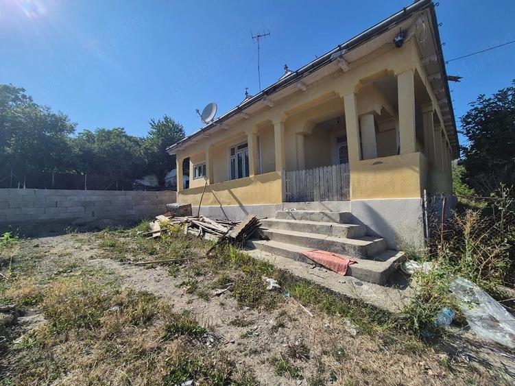 Casă cu 2 camere cu Teren 1065 Mp în Ițcani