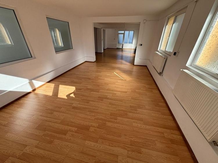 Spațiu comercial, de 150 mp, în Rădaia