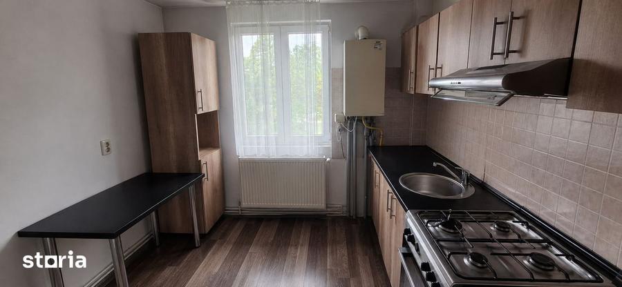 Apartament cu 3 camere decomandat în Tunari