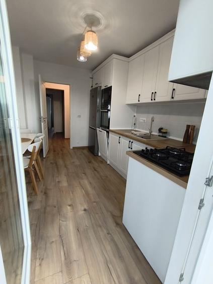 Apartament cu 4 camere decomandat în Central