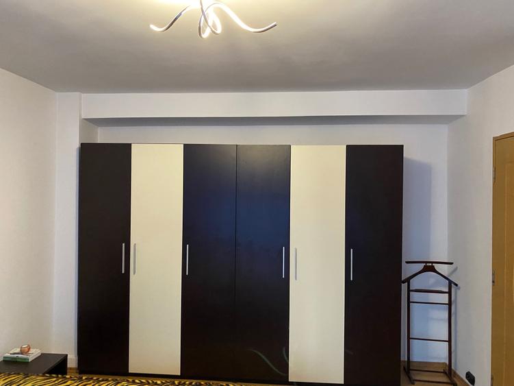 Apartament cu 4 camere decomandat în Central
